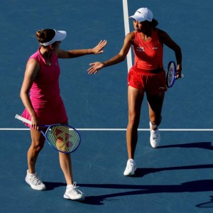 开云体育官网-张帅/梅尔滕斯抢十救4赛点逆转 晋级迈阿密赛女双四强