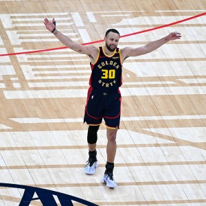 开云-库里生涯投过110个节末超远三分 按新算法三分命中率能提高0.4%